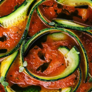 Özel soslu dilimlenmiş salatalık. Yakın plan.