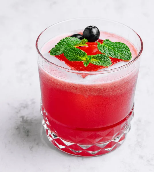 Verfrissende Boozy Vodka Cranberry Cocktail Met Ijsblokje — Stockfoto