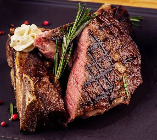Steak Bœuf Grillé Romarin Sel Poivre Sur Planche Découper — Photo