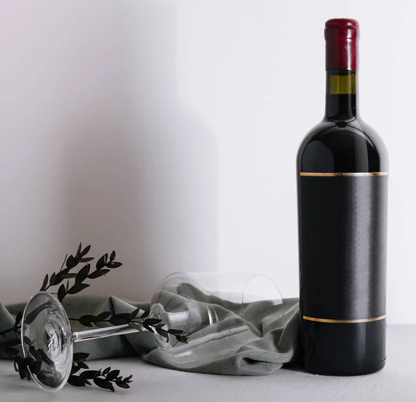 Κόκκινο Κρασί Μπουκάλι Και Άδειο Ποτήρι — Φωτογραφία Αρχείου