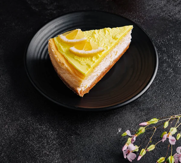 レモンチーズケーキを上から見ると — ストック写真