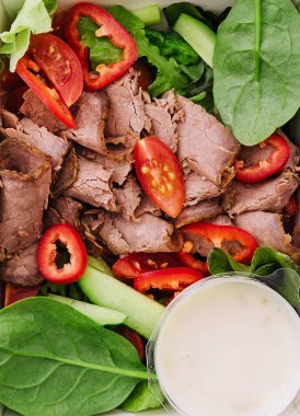 sığır etli ve sebzeli salata.