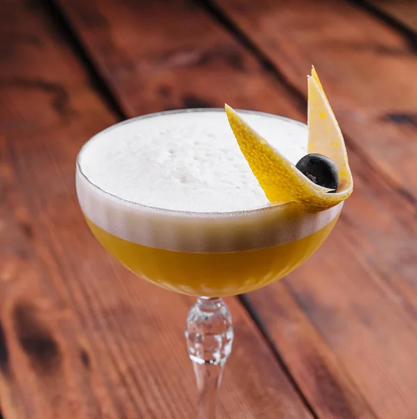 Glas Robijn Cocktail Versierd Met Sinaasappelschil — Stockfoto