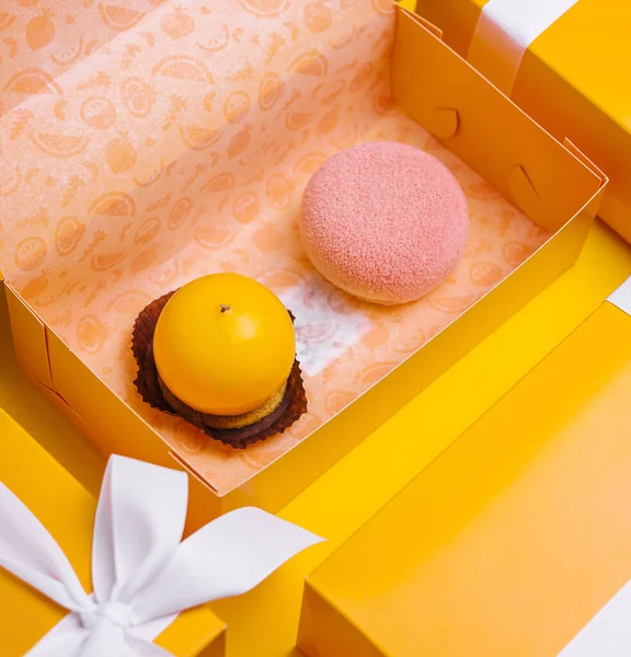 ギフトボックスにピンクと黄色のムースケーキ — ストック写真