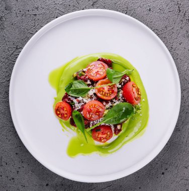 Parmesanlı ve domatesli dana tartar.