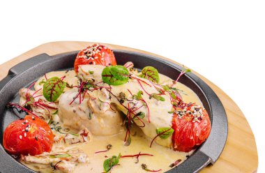 Krema soslu, mantarlı ve domatesli haşlanmış biftek yanakları.