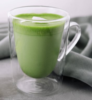 Beyaz çikolatalı bir bardak matcha latte.