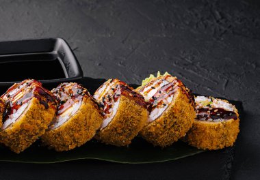 Maki Sushi karanlık desen arkaplanına ayarlandı