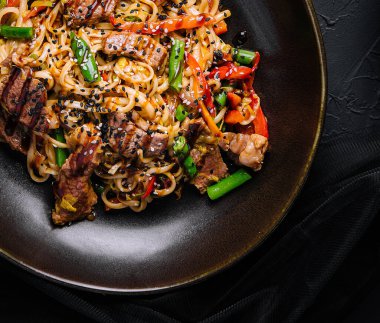 Erişteyi sebze ve biftekle karıştır.