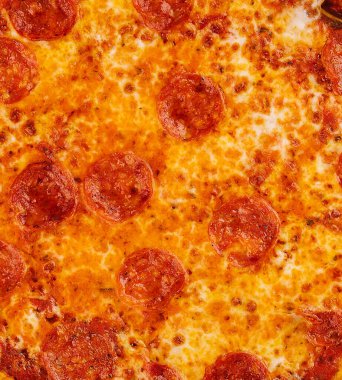 Acı biberli pizzanın en üst görüntüsü.