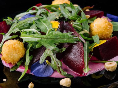 Roka ve peynirli pancar salatası.