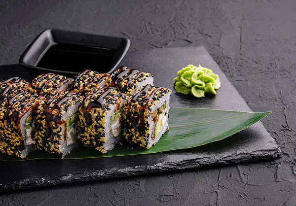 Rollo Sushi Con Pescado Verduras Queso Negro — Foto de Stock