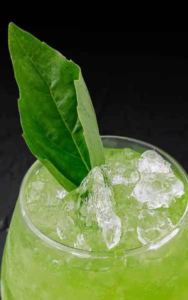 Склянка Зеленим Коктейлем Льодом Чорному — стокове фото