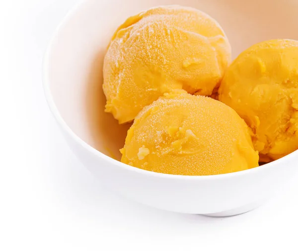 芒果冰淇淋 汤匙在盘子里 — 图库照片