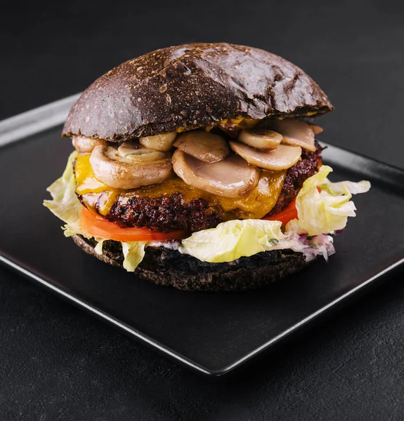Zwarte Hamburger Met Rundvlees Champignons — Stockfoto