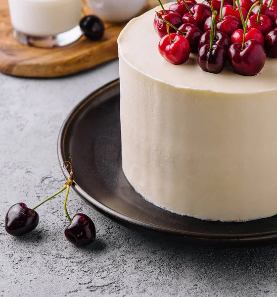 Siyah tabakta kirazlı vanilyalı cheesecake mus.