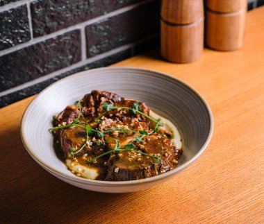 Geleneksel Alman dana yanaklarını patates püresi ve kahverengi sosla pişirdi.