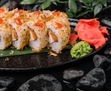 Siyah tabakta suşi dürümleri.