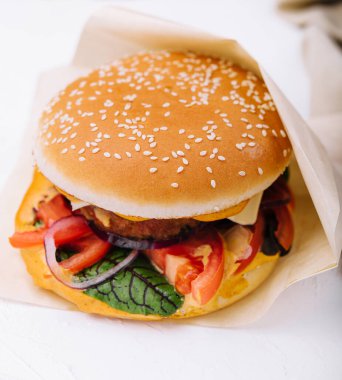 Ev yapımı hamburgerlerin yakın çekimi.