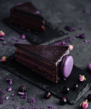 Çikolatalı pasta ve kara tahtada kurabiyeler.