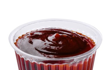 Beyaz arka planda plastik barbekü sosu.