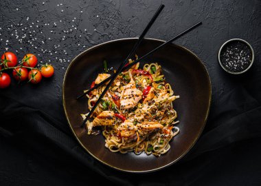 Tavuk ve sebzeli kızarmış erişte. Tavuk chow mein