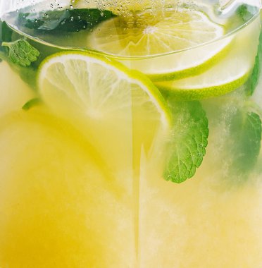Iced green tea with lime and fresh mint