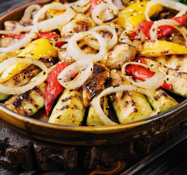 Izgara taze sebze ve hardal sosu.