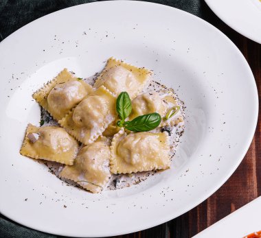 Ravioli pişirip tahtaya yakın durun.