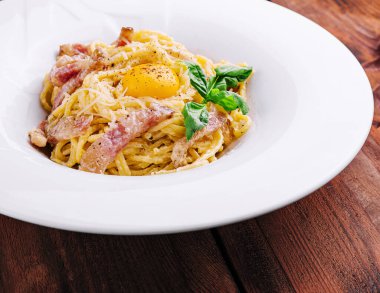 Makarna carbonara sosis, yumurta ve peynir ile