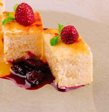 Kiraz reçelli süzme peynir güveci