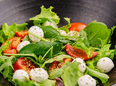 Domates, mozzarella ve fesleğenli caprese salatası.