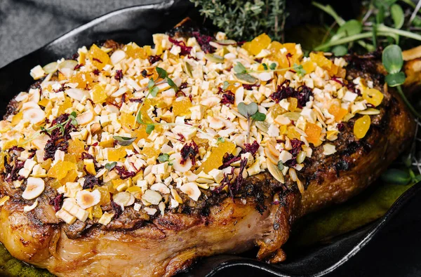 Barbecue Tomahawk Steak Black Plate — Stok fotoğraf