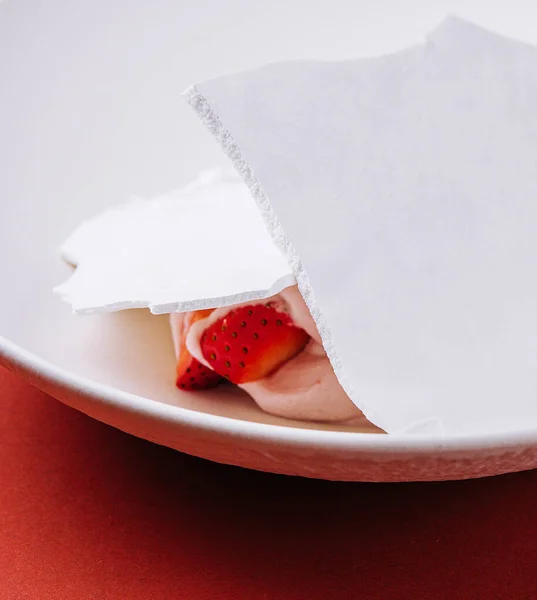 Trendy Meringue Dessert Met Aardbeien Bord — Stockfoto