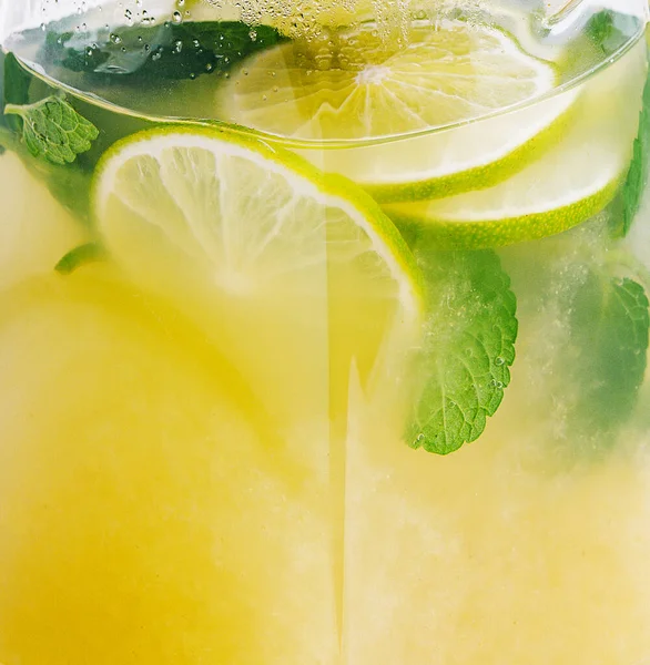 Холодный Зеленый Чай Лаймом Свежей Мятой — стоковое фото
