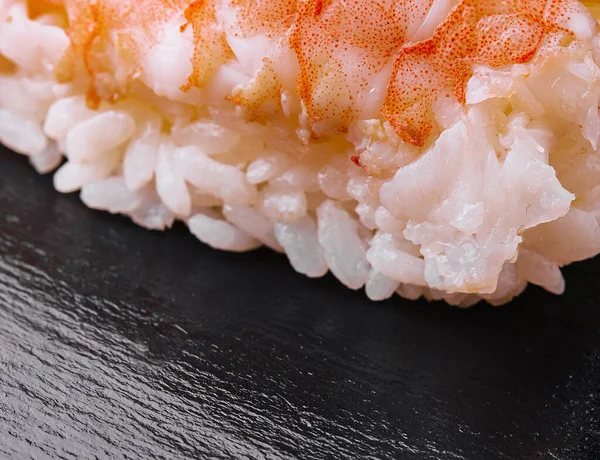 Camarones Sushi Arroz Sobre Una Madera Negra — Foto de Stock