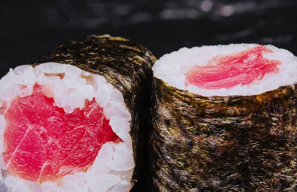 Φρέσκο Γευστικό Τόνο Maki Sushi Κυλίνδρους Σκούρο Φόντο — Φωτογραφία Αρχείου