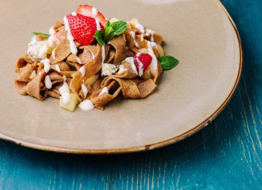 Pasta with strawberry and sour cream