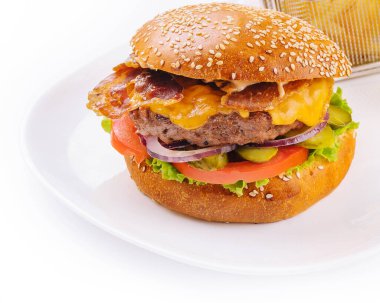 Sığır eti burger pastırma ve patates kızartması ile