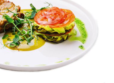 Biftek ve ızgara sebze.