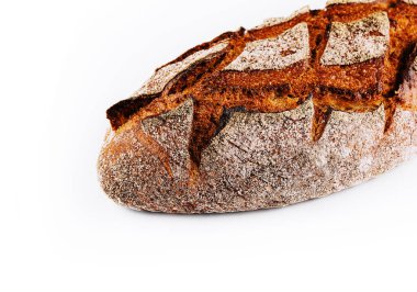 Geleneksel yuvarlak çavdar ekmeği beyaz arka plan üzerinde izole