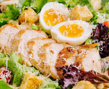 Sezar salatası ve tavuk göğsü.