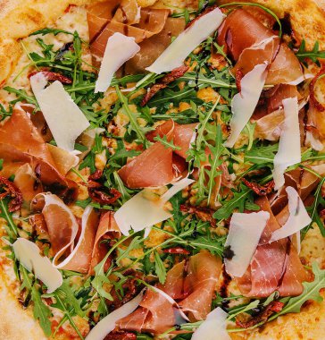 Pizza jambon (parma ham), roka (salata roket) ve parmesan ile
