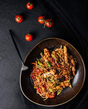 Tavuklu fileto üzerinde karabuğday eriştesi.