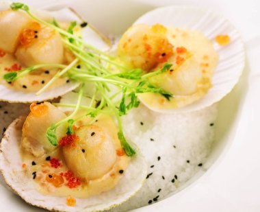 Somon havyar ile tepesinde kızarmış deniz tarağı