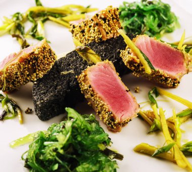 Yakından deniz yosunlu kızarmış ton balığı.