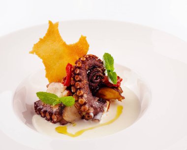 Beyaz tabakta ızgara ahtapot.