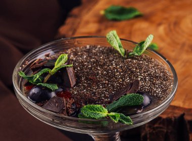 Kuru erik ve nane yapraklı çikolatalı mus tatlısı.