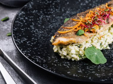 Fırında beyaz balık fileto subuğu buğulanmış pirinç ile servis