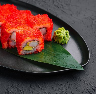 İştah açıcı Kaliforniya suşisi pirinç, karides ve avokado ile birlikte.